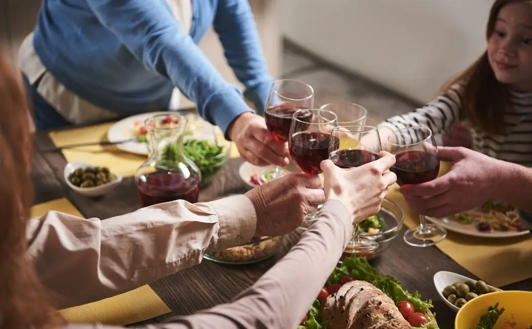 Czy powinieneś czy nie powinieneś pić alkoholu na spotkaniu rodzinnym?