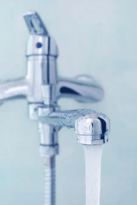 Podgrzewanie wody w domu – czy ogrzewacz przepływowy to dobry pomysł?