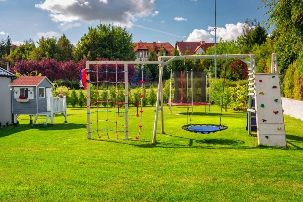 Domowy plac zabaw - jak go urządzić, aby dzieci chciały się bawić w ogrodzie?