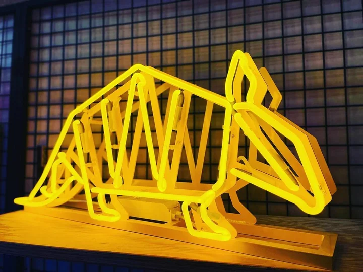 Jak neon wpływa na rozpoznawalność lokalu usługowego?