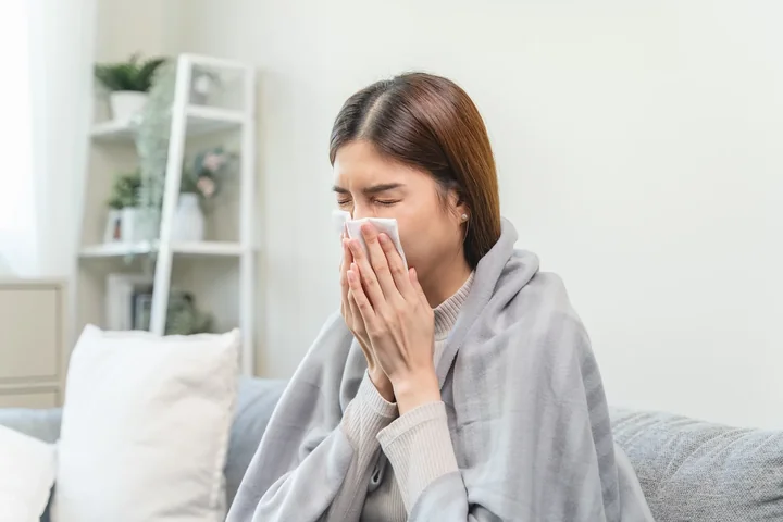 Zdjęcie przedstawia kobietę która cierpi na zapalenie zatok