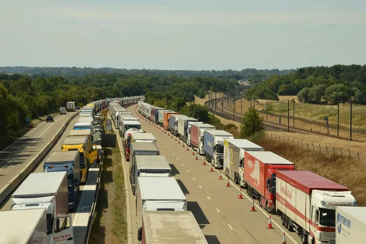 Regulacje prawne w transporcie drogowym – które akty są najważniejsze?