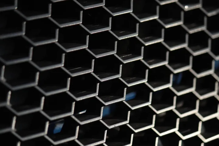 Jak dobrać płaskownik nierdzewny do konkretnego projektu – parametry, gatunki stali i wykończenia