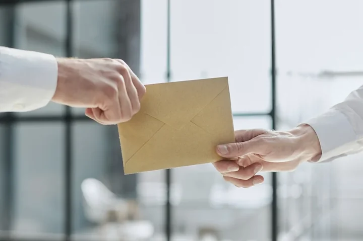 Koperta przekazywana z ręki do ręki