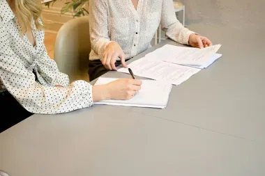 Oszustwo – kiedy wprowadzenie w błąd staje się przestępstwem?