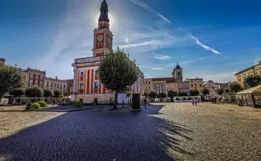 Pod dębem Jana Pawła II wróciła kapsuła czasu z osieckiego rynku