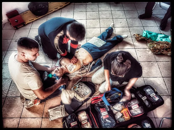 Grafika promocyjna wydarzenia Kwalifikowana Pierwsza Pomoc (KPP) – Leszno, marzec 2026 (szkolenie ARTERIA)