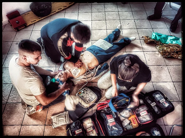 Grafika promocyjna wydarzenia Kwalifikowana Pierwsza Pomoc – szkolenie Medycyna Ratunkowa ARTERIA, Leszno (grudzień 2025)