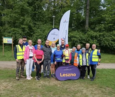 Grafika promocyjna wydarzenia parkrun Leszno świętuje 600. edycję jubileuszowym biegiem na 5 km