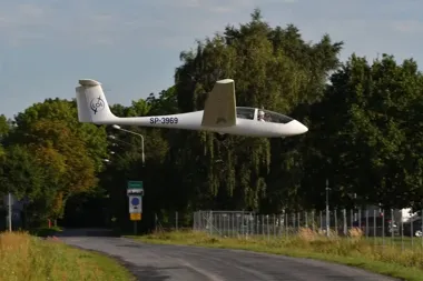 Grafika promocyjna wydarzenia RowerówkaMajowa 2026: loty widokowe szybowcem na Lotnisku Leszno