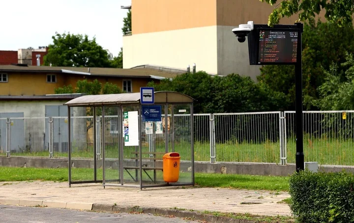 Nowe ekrany na przystankach w Lesznie. Inwestycja wchodzi w ostatnią prostą