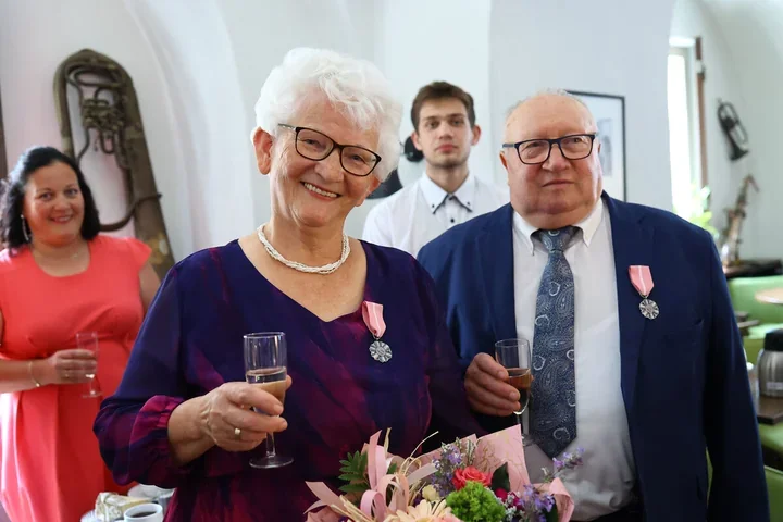W Lesznie uhonorowano małżeństwa z długim stażem. Jedna para świętuje 60 lat