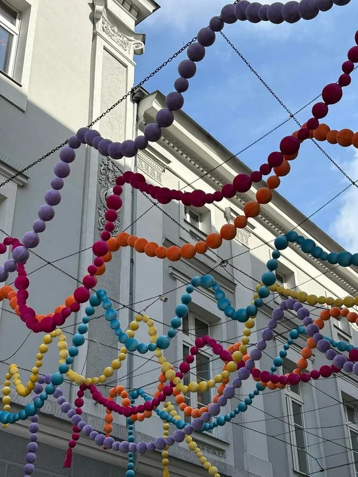 Leszno rozkwitło nad ulicami i ratuszem. W centrum pojawił się nowy wiosenny znak