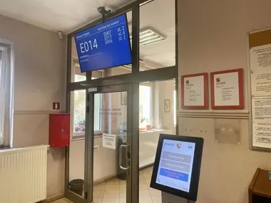 Na Wałowej kolejka ma zejść z korytarzy, a numerki poprowadzą obsługę