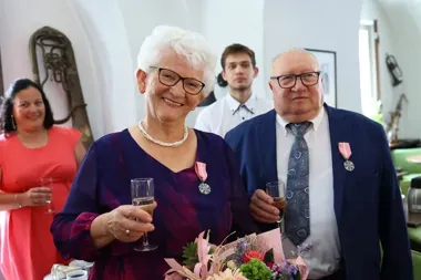 W Lesznie uhonorowano małżeństwa z długim stażem. Jedna para świętuje 60 lat