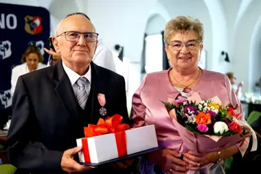 Cztery leszczyńskie pary odebrały medale za wspólne życie w Bibliotece Ratuszowej