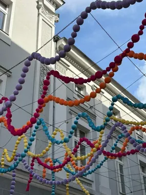 Leszno rozkwitło nad ulicami i ratuszem. W centrum pojawił się nowy wiosenny znak