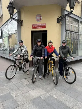 Szwajcarscy praktykanci odkrywają Leszno między firmami, rowerem i pierogami