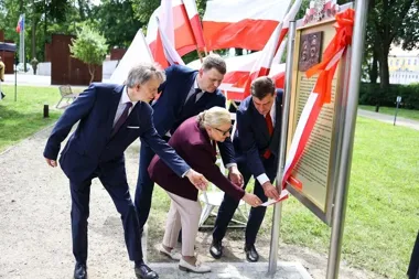 Tablica na skwerze Kaczyńskich. Leszno dopisało nowy znak pamięci