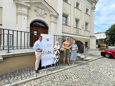 Ratownicy szybciej poznają stan zdrowia seniora. Pudełko Życia trafi do Leszna