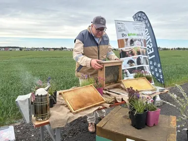Dzieci posadziły lipy przy Trojanowskiego. To początek większej zmiany